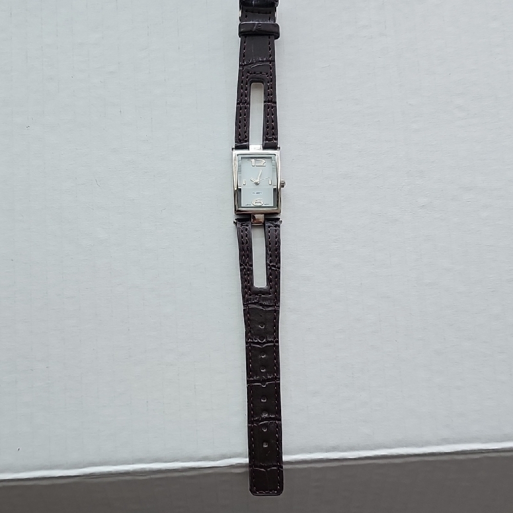 Elegant Black Leather Strap Watch - Picture 4 of 6